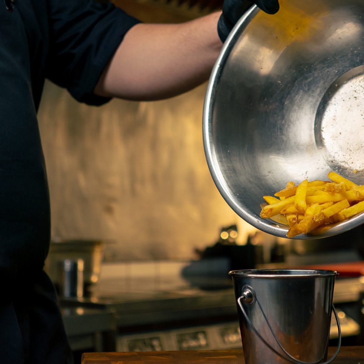 Verse friet wordt in de keuken van No.6 in een emmertje geschept